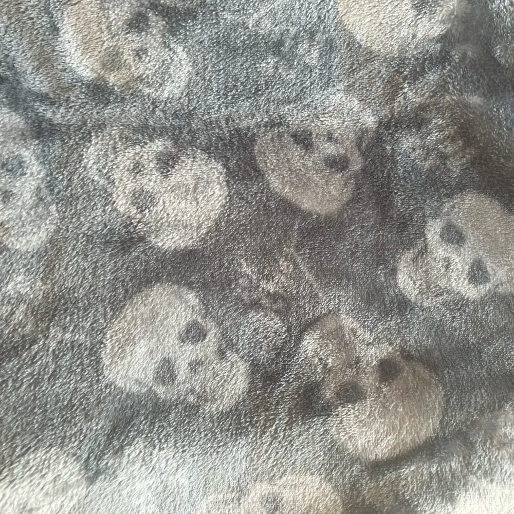 Betsey Johnson Skull Throw - Picture 3 of 3